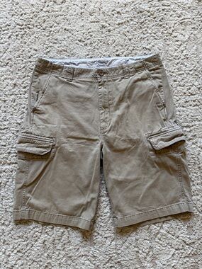 Roundtree & Yorke Men's Classic fit Cargo Shorts in Khaki 100% cotton 38w